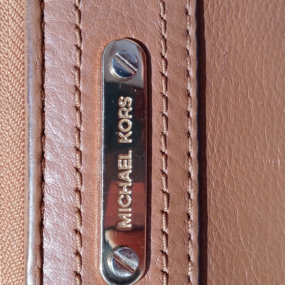 MICHAEL KORS LEATHER ZIP WALLETT - Picture 2 of 8